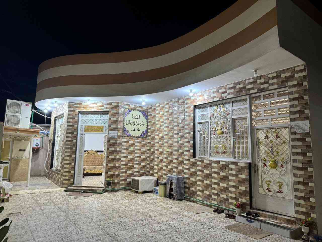 السلام عليكم...... مكلف بالنشر فقط
بيت مساحه ٣٠٠ متر في قضاء صويره منطقة ٥ دونم زراعي طريق مطار مجاور عماره فلاح الزبيدي يبعد عن شارع عام ١٠٠ متر بناء طابوك وسكف صب مجاري +ماء  للاستفسار اكثر الاتصال  ***********
