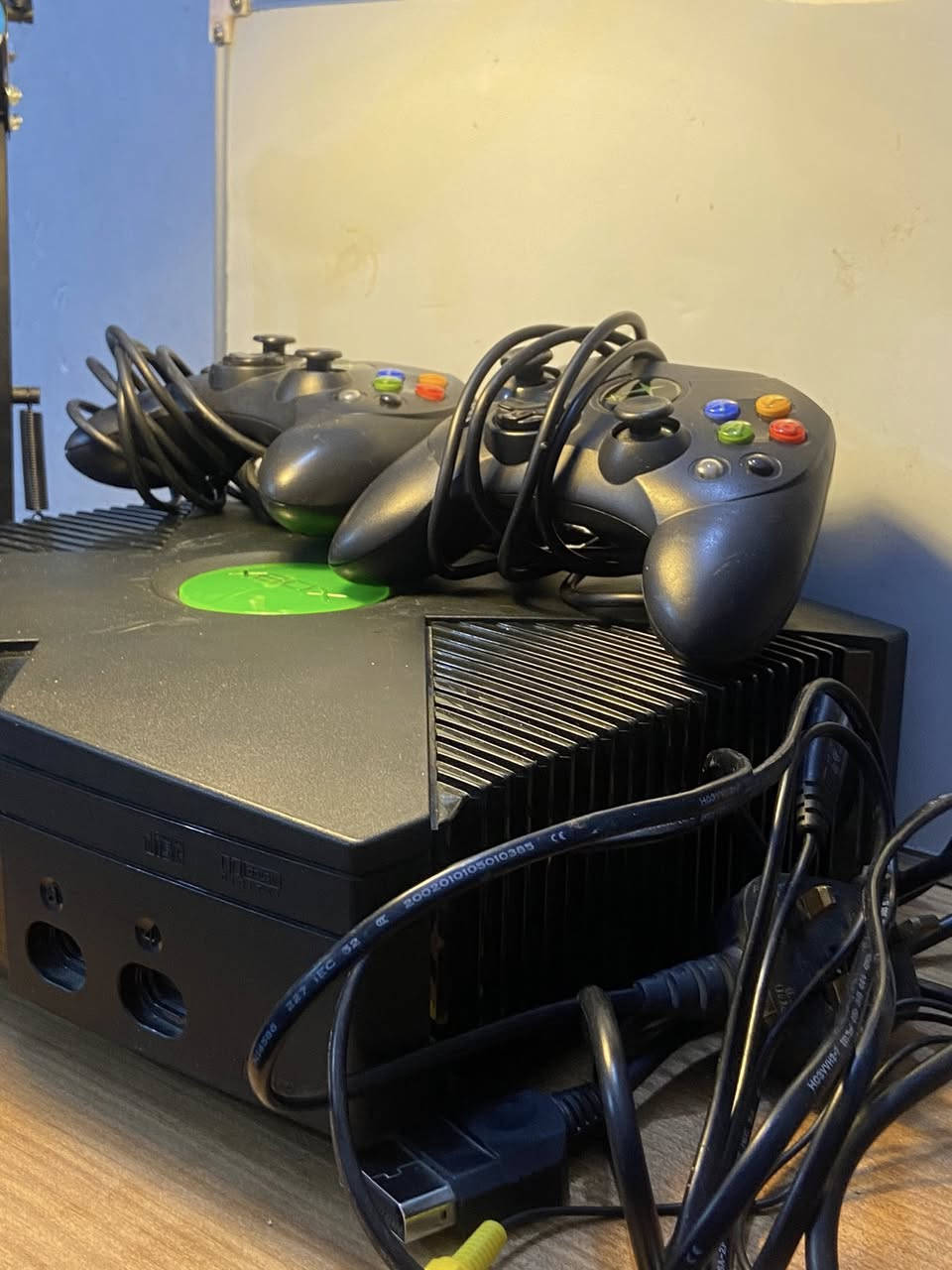 1️⃣ اكسبوكس 360 سلم (Xbox 360 Slim)
الهارد: 250 كيكا.
 شغال وبأحسن حال، بي ألعاب
 الملحقات: يده وحدة + المحولة الأصلية.
⚠️السعر⚠️: ١٣٠ الف
2️⃣ اكسبوكس أورجنال القديم (Xbox Original) نظيف جداً
 الملحقات: يدات اثنين + كافة كيبلاته الأصلية.
⚠️السعر⚠️: ٤٥ الف 
 الجهاز بيه عطل بالهارد.
3️⃣ بلاي ستيشن 4 سلم (PS4 Slim)
 النظام: أون لاين، التحديث الحالي (13.02) والتهكير ماله راح ينزل بالأيام الجاية.
 الهارد: 512 كيكا.
((العدسة يحتاجلها تبديل))
 الملحقات: يدات اثنين وحده اصلية ووحده تجاري.
 الألعاب: يجي وياه أقراص كوست اوف تسوشيما وهورايزن 
⚠️السعر⚠️: ٢٥٠ الف
4️⃣ بلاي ستيشن 2 (PS2) نظيف
 الملحقات: الكيبلات كاملة وياه.
 الملاحظة: بدون فلاش وبدون يده وبدون رام.
⚠️السعر⚠️: ٢٥ الف
5️⃣ كارت شاشة
 النوع: GTX 550 Ti (نسخة صينية).
 المواصفات: 6GB VRAM DDR5.
⚠️السعر⚠️: ٢٥ الف

الاسعار بيهن مجال بسيط
التوصيل متوفر لجميع المحافظات
عنواني الناصرية حي اور


**إذا كنت صاحب هذا الإعلان وتريد حذفه لأي سبب، رجاءا أرسل رسالة إلى الدعم الفني**
