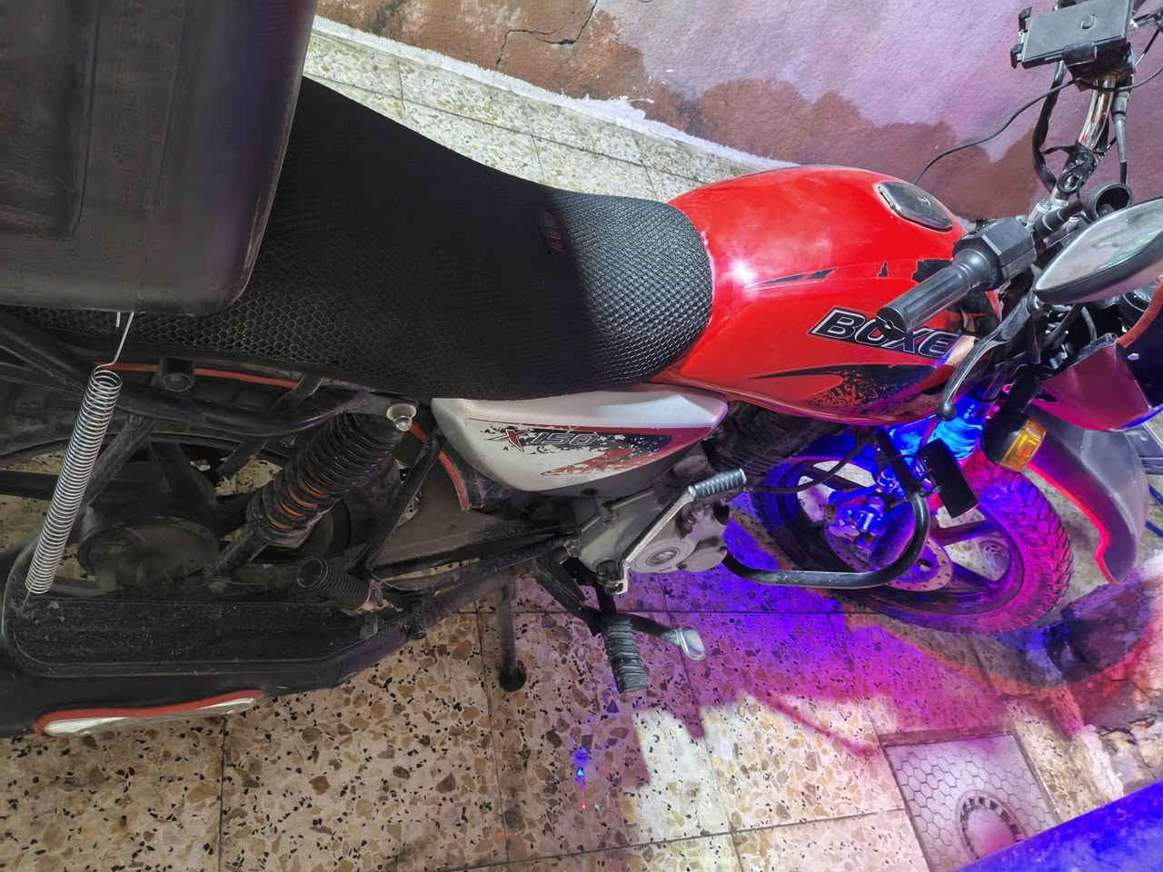 بوكسر 23 جبلي رقم بغداد  ميكنة مفتوحه اكفلها من التنقيص والتبخير دراجه كلشي كامل بيها عدا الصندوك 

ب2400 
مكاني نهاية حي اور 
***********
