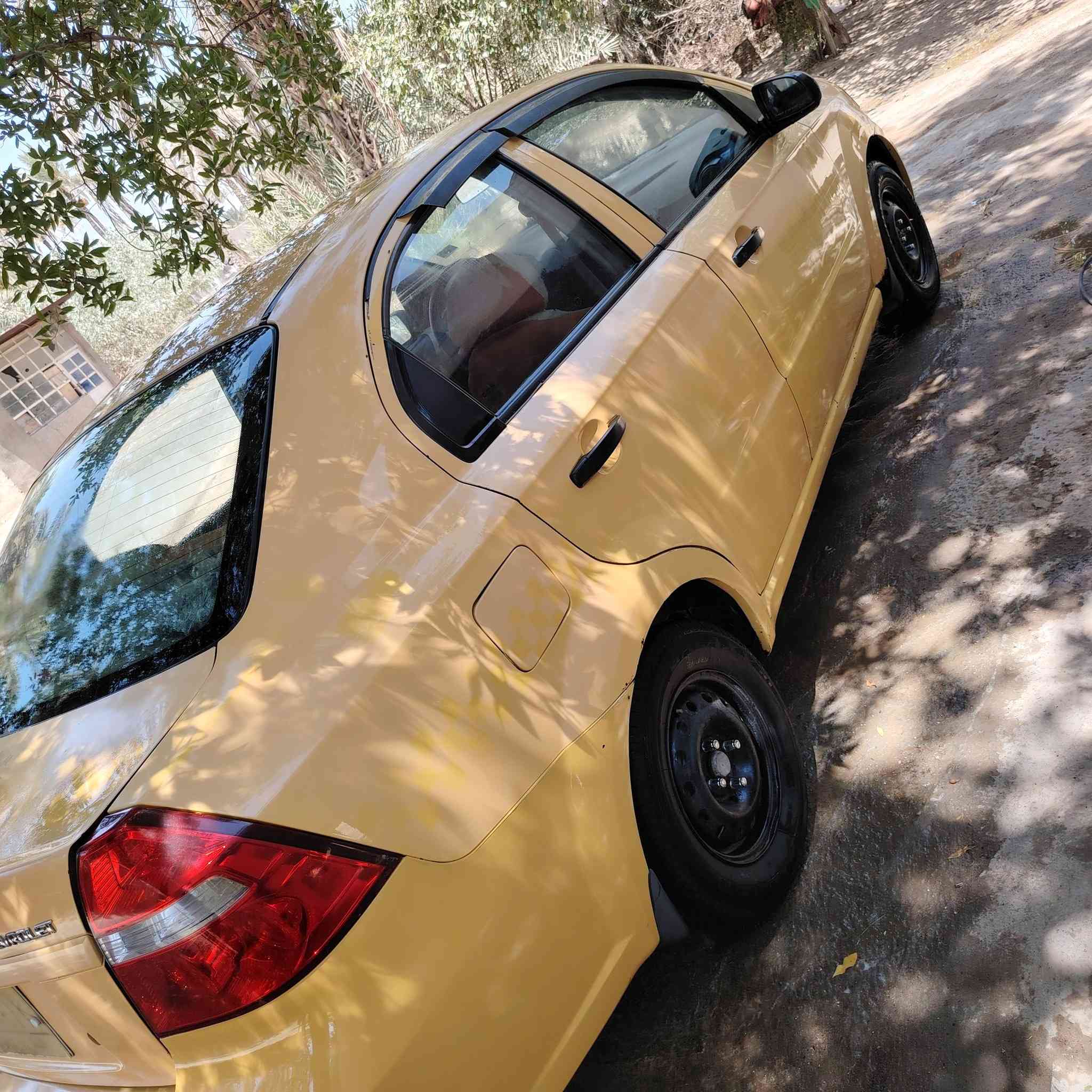 الحلال للبيع سياره بسمي اصل صفره موديل 9 تايرات جدد داخل نضيف كشر مقبول نضيف تبريد تدفئه شغالات كهربئيات كلها شغاله بيها فقط فقط نص باب الوره صبغ والباقي مكفول شرط الامداور ثاني سنويه ل 29 والسعر 45 اوبيهاا مجال بصيط *********** اتصل اوتدلل
