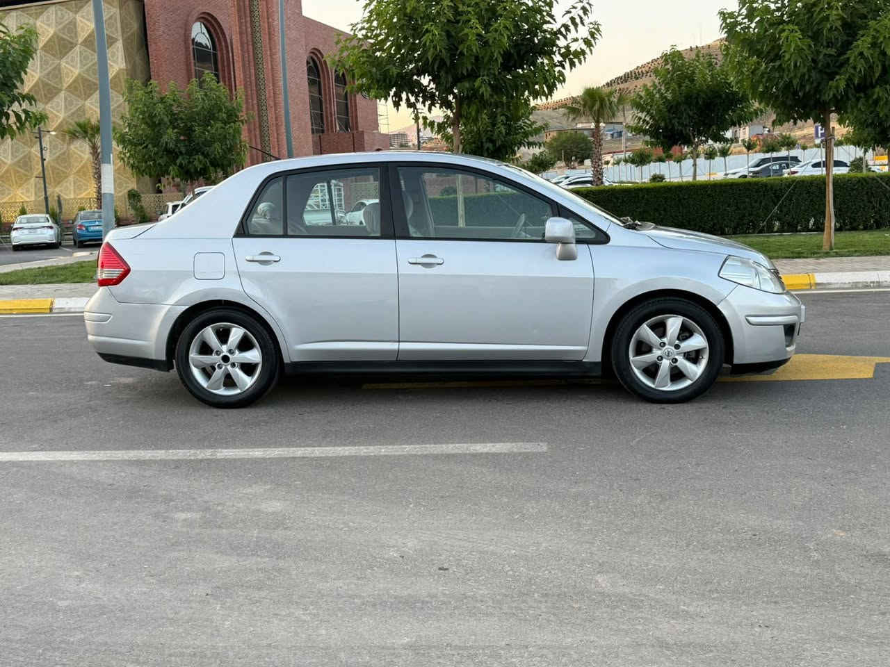 نیسان تیدا  2012  
مەکینە گەورە ١.٨ 
مواسەفات 
تەحدید سورعە 
ناو فۆڕمیکا 
ویل کەپ و ABS 
حاسە 
چوار جام کارەبا 
سەیارەکە بێ بۆیاخە 
بێ پارچە گۆراوە 
 تۆزێک ساردی هەیە 
سەیارەکە زۆر تازە ماوەتەوە

سعر لە کۆمێنت داوابکە ڕاستەخۆ بۆت دیت 📩 

 یەک دینار مەسرەفی تیا نیە 
گێڕ و مەکینە بە شەرت نەکراوەتەوە 
سەوت و بوخاری نیە 
تایەی تازەیە 
رەقەم سلێمانیە 
بە ناوی خۆمەوەیە 

ژمارەی خاوەنی 
***********
