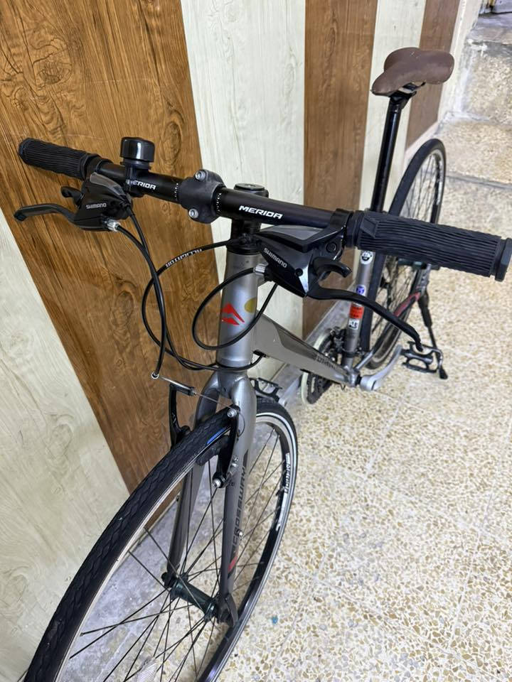 دراجة هوائية شريكة MERIDA 

صنع في تايوان 🇹🇼 

القياس 28/c700

المعدن ألمنيوم 

قياس الفريم 41cm

السستم شيمانو ياباني

المكينة 3/8

النقال الأمامي شيمانو تورني 

النقال الخلفي شيمانو التوس 

الوياله طخم واحد شريكة MERIDA 

السعر 140 الف دينار 

عنوان المحل موصل أيمن تقاطع شارع كنيسة الساعة🚴🏻‍♂️🚴

يوجد توصيل 🚚 كافة محافظات العراق 🇮🇶 

☎️***********
