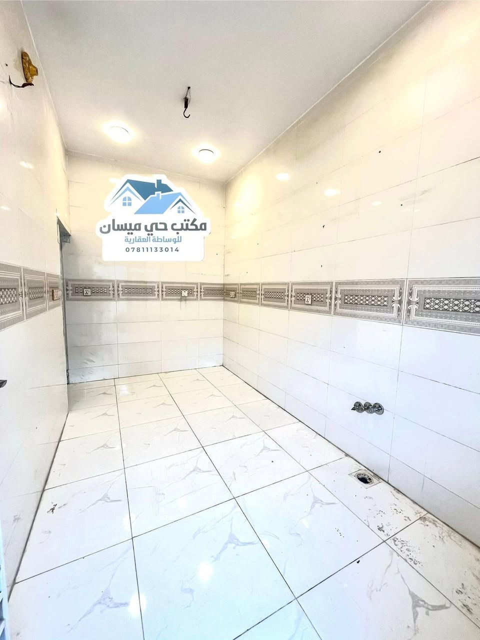 للبيع بيت 100 متر مربع واجهة 10 متر طابق و نص شارع 10 متر مفتوح على التجاري الشريط قطاع 77 حي ميسان موقع مميز يحتوي الطابق الاول على غرفة و صالة و مطبخ و استقبال و صحيات داخلية و خارجية و الطابق الثاني غرفة السعر 130 وبي مجال للأستفسار اتصل ***********
