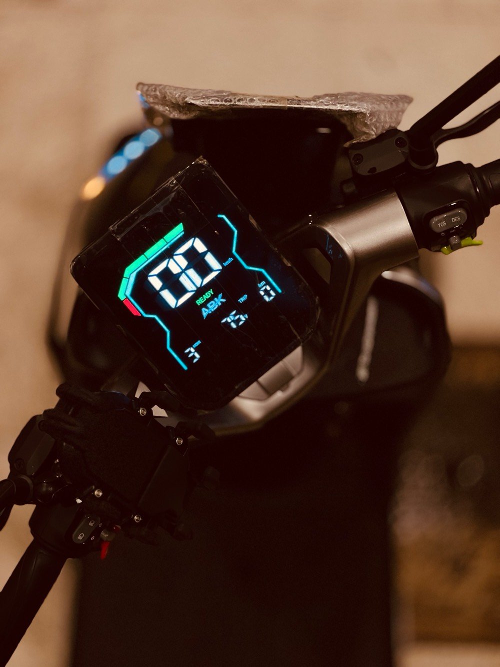 دراجة كهربائية جديدة، موديل حديث ومميز، لون فضي مع أضوية LED أنيقة توفر قيادة ليلية مريحة. تصميم مدمج وسهل التحريك في الشوارع الضيقة، مثالية للاستخدام داخل المدينة. تحتوي على صندوق خلفي كبير للتخزين.