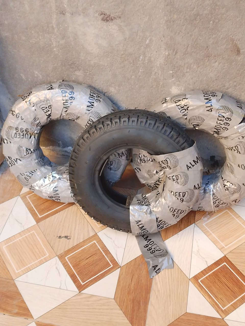 السلام عليكم ورحمه الله
طخم  تايرات مال تكتك  السعر 60 الف مكاني سوك الشيوخ يم الگراج رقم مبايل   *********** واتساب
