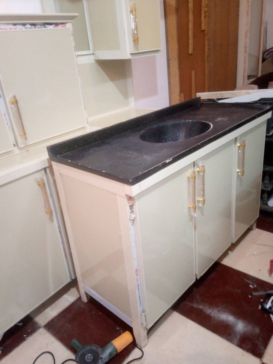 كاونتر اربع مترت حيل نضيف ويه سنك متر ونص مرمر اربع قطع سعره ٤٠٠وبيه مجال للتصال***********
