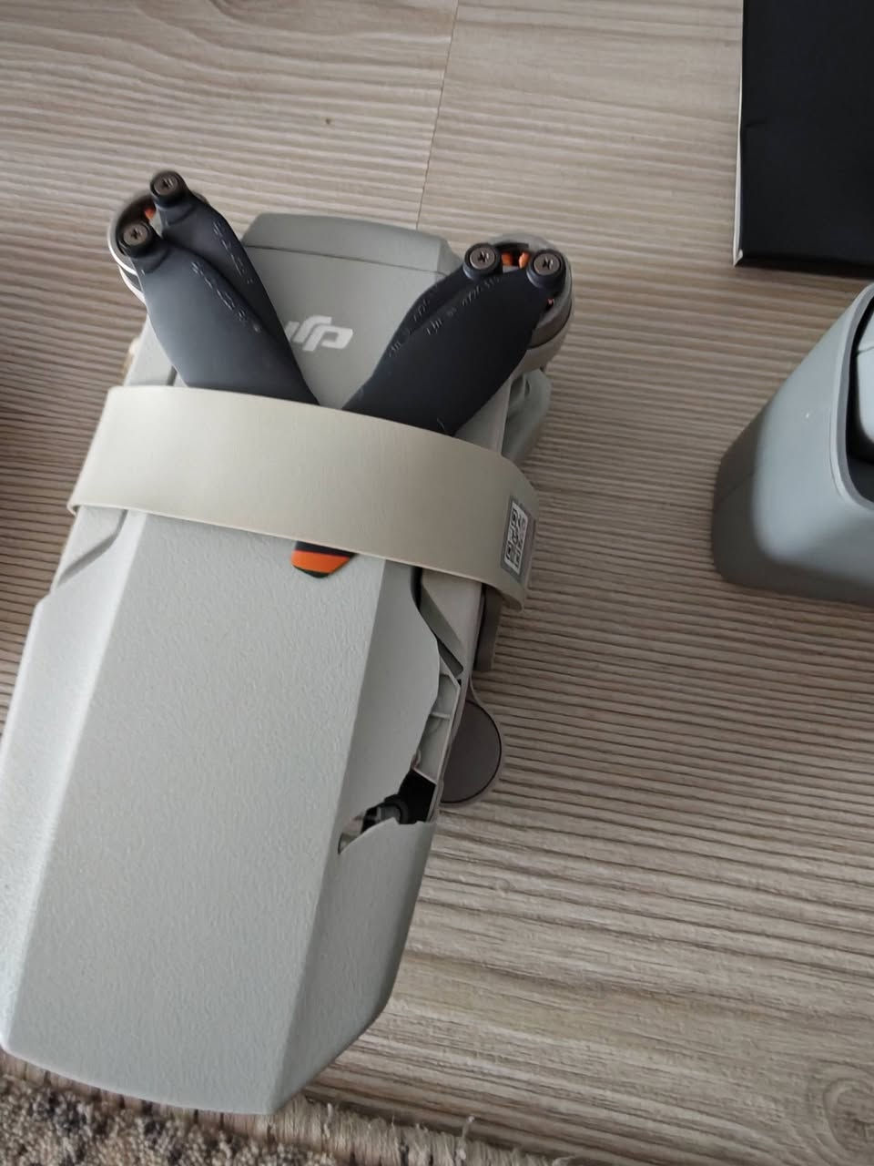 DJI mini 2 combo
هه موو اشياي له گه له زور خاوینه ته نیا قه پاغی سه ره وە که مێک شکاوە له رسم دیاره هیچ کێشه یه کی نی یه  به شه رته5کیلومتر ده رووات و500متر بە رز ده بیته وە نرخی 500هزار دیناره  ***********
