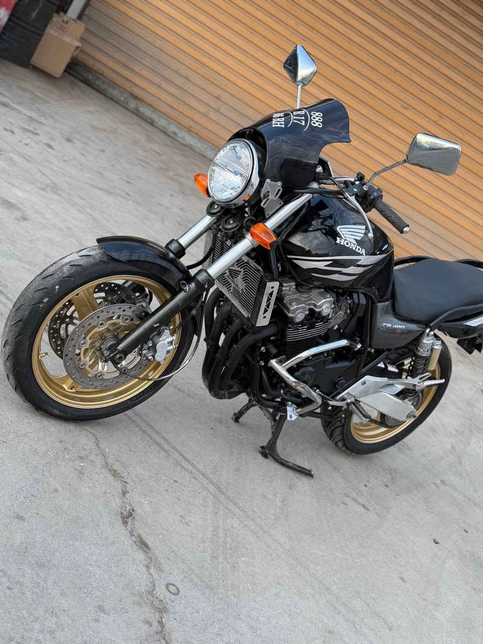 cb400 مۆدێل 2005
مەکینە کەپس
دوو تایەی سفری لەبنە 
کامل کەمالیاتی بۆ کراوە 
یەک دینار مەسرەفی نیە گێچی ئەلیکترۆنی بۆ بەستراوە 
بەس سالنسەکەی ١٥٠ هەزاری پێدراوە کامل کارڤۆن ڤایبەره ئەسلیە  وەها لە مانتۆرەکە بێمنەتم یانی هەزار هەزار ماشەلای لێبێت لە ڤیدۆ چەند جوانە لە رو بەرو دە هێندە جوان نەبوو هەر برایەک هات حەقی رێگاشی دەدەمەوە گەر بە دڵی نەبوو یانی بەس ماشەلای دەوێت درعی بەربونەوەشی بۆ بەستراوە مانتۆرەکە کەوتنیشی نیە یەک ٢٥٠ مەسرەفی هەبوو  گلەیی بکە پارەیەکی تەواو زۆرم لێداوە ئێساش کارم بە پارەیە هەر کەسێکیش حەزی لێبو بۆ نرخەکەی با پەیوەندیم پێوە بکات لە هەولێریشم نزیک جادەی ١٥٠ ژمارە تەلەفۆنەکەشم ***********
*********** أربيل, العراق
