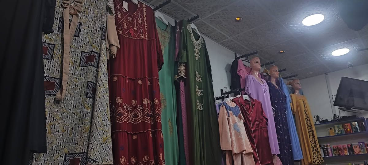 محل ملابس وكوزمتك للبيع شامل تجهيزاته و بضاعته
* ملابس جديده 
*ذهب برازيلي 
*ادوات منزليه
*ملابس باله 
*كسسوارات وشاحنات موبايلات
*مكياج ومواد تجميل وعطور 
📍عنوانه حي العسكري شارع 30 قرب المستوصف مقابيل مدرسة فالح موات

👀موقعة مميز وتجاري بصفه مدارس بنات 

🚧سبب البيع الانتقال لغير محافضة 

 للاستفسار خاص او الاتصال على الرقم *********** ديوانية, القادسية
