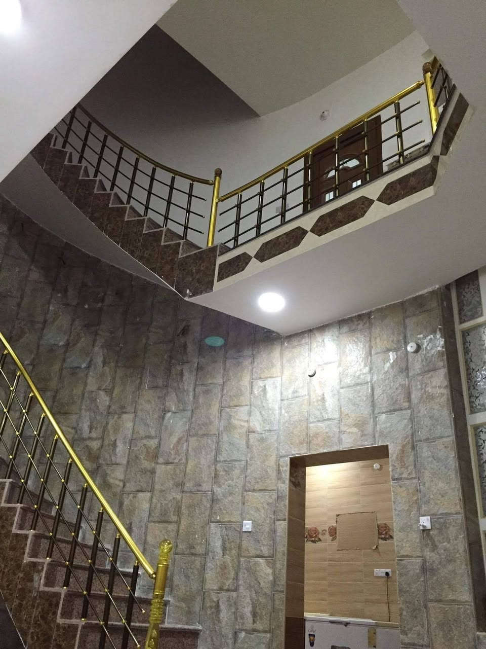 دار للبيع حي الجمعيه ركن مساحه 158 طابقين ***********
