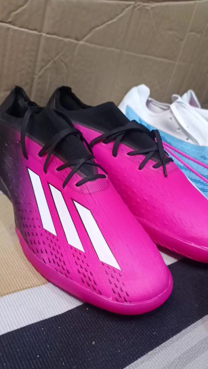 السلام عليكم 
احذيه عدد 6 كلهم ب100 إلي تفيده يراسلني واتساب ***********
