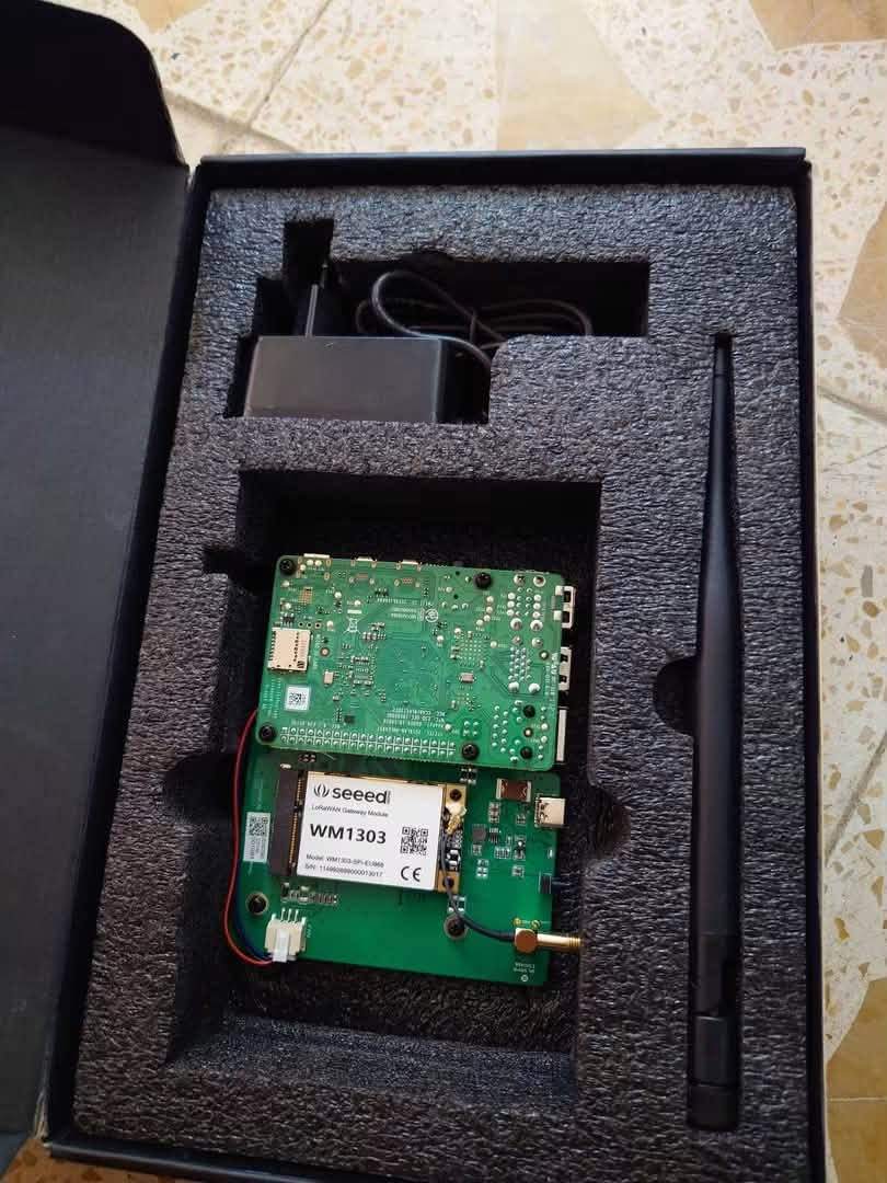 عيوني هذا التحفة هو بوابة LoRaWAN من شركة Seeed Studio، اسمها SenseCAP M1 (الطراز MOS400).

SenseCAP M1 Indoor Gateway (بوابة إنترنت الأشياء).
· المواصفات يعتمد على لوحة Raspberry Pi 4، ومزوّد بوحدة لاسلكية Seeed WM1303، ومبرد تبريد مع مروحة (واضح بالصوره الصور)وهوائي خارجي لالتقاط الإشارات.
· المميزات:
  · سهولة التركيب والتشغيل (جاهز للعمل فوراً).
  · يوفر منصة سحابية من الشركة لإدارة أجهزة الاستشعار والبيانات بسهولة.
  · متوافق مع جميع أجهزة استشعار LoRaWAN القياسية.
  · مثالي لشبكات إنترنت الأشياء (IoT)، والمنازل الذكية، والزراعة الذكية، إلخ.
· السعر 300 $ 
مو امزون هذا مشروع كامل جنت طالبه وتغير


**إذا كنت صاحب هذا الإعلان وتريد حذفه لأي سبب، رجاءا أرسل رسالة إلى الدعم الفني**