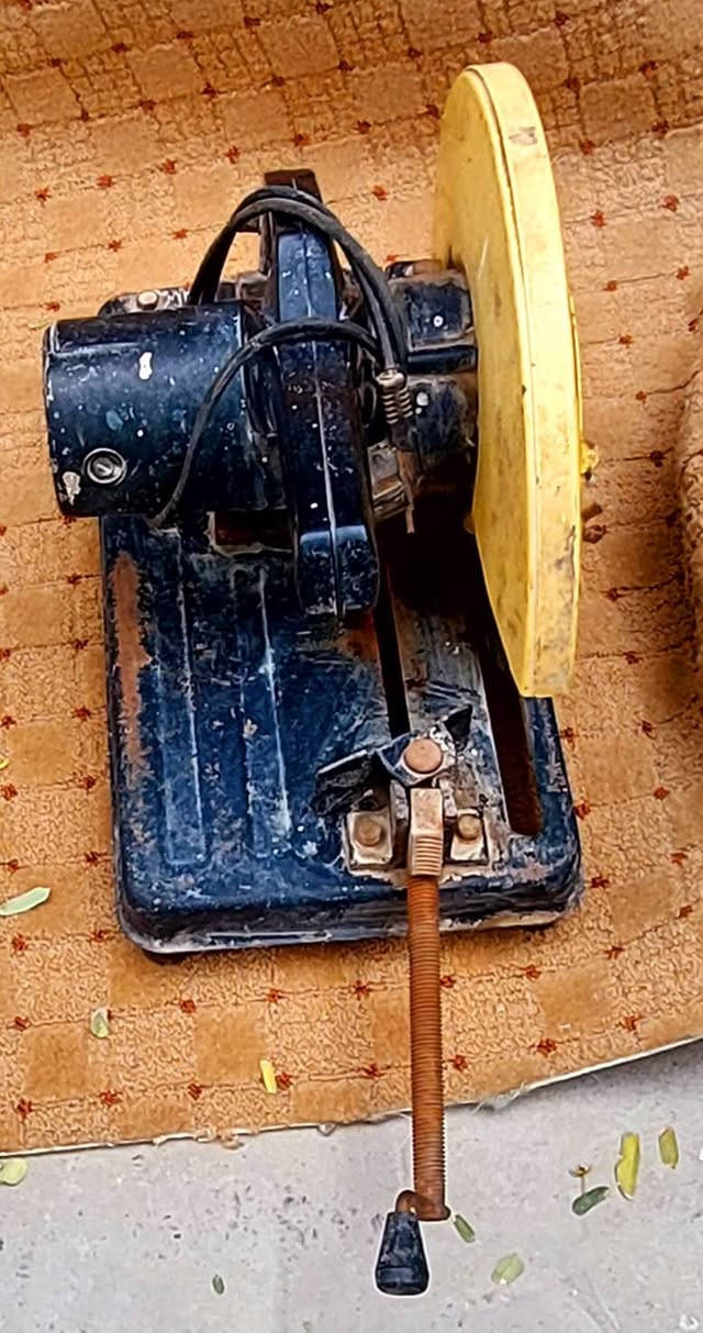 سلام عليكم غراض بيت للبيع كوسرة حديد تقطع البوري والشيش واي شي تقطعه نضيفه شرط الشغل ومنشار صغير مال خشب على الكهرباء يشتغل وشرط الشغل مكان كربلاء رقم ***********
