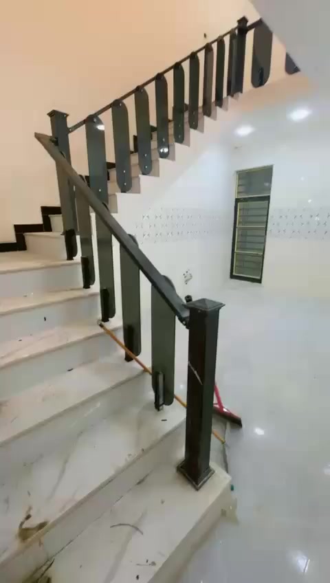 السلام عليكم ٣ بيوت لبيع المساحه ٨٥ متر السعر ٦٥ مليون العنوان شهداء البياع رقم ***********
