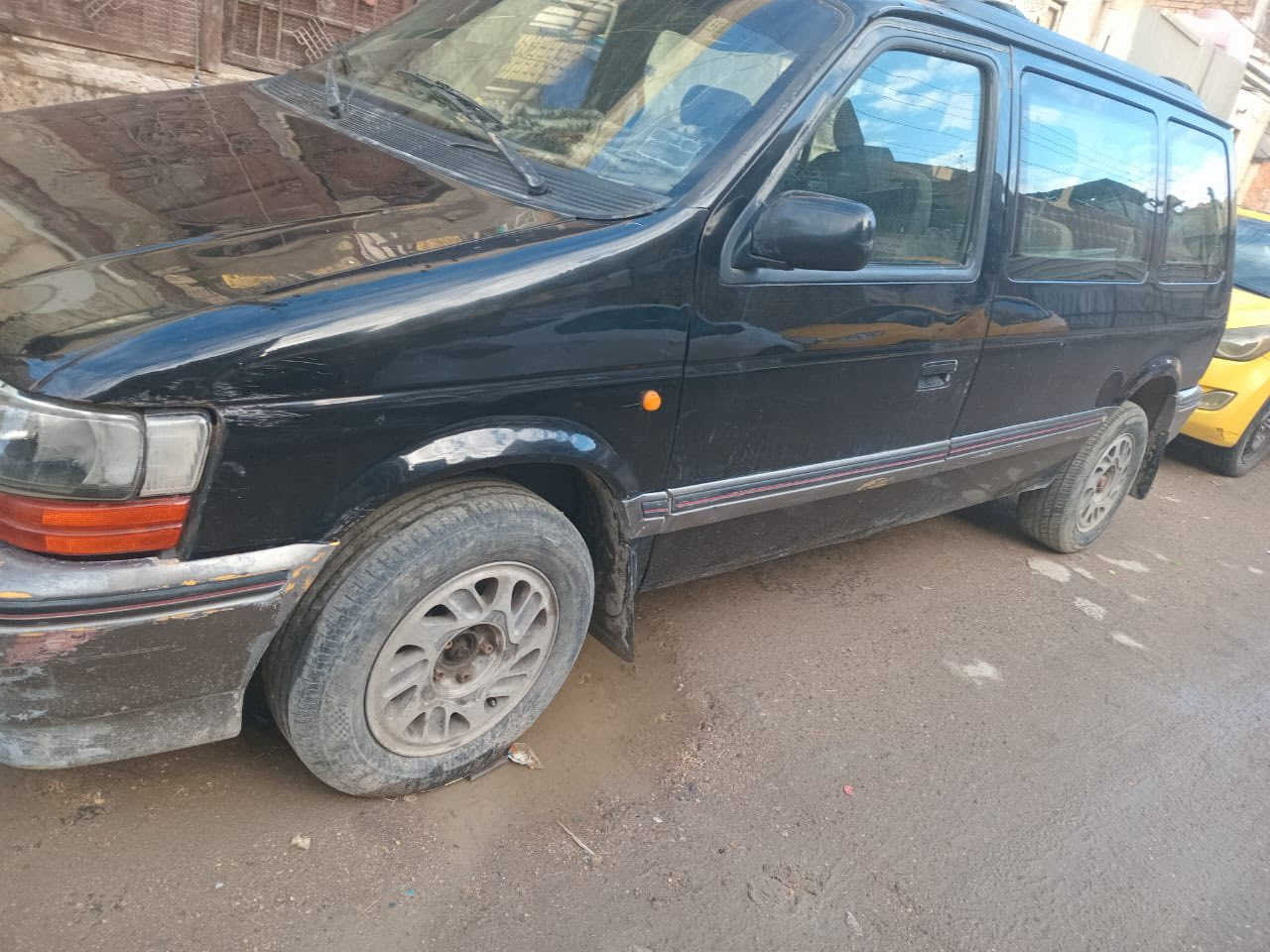 تفاصيلها
سياره دوج 
مديل 1992
بلكات جدد لآيتات كهربائية نضيفه وشغاله 
واشتغل عليها 
الغرفه حلوه ومرتبه كل التكاليف كلها علي مال تحويل والغرامات اني ادفعه سياره نظيفه وحلوه انت عليك بس تغير الرقم الجديد رايدها28 
الشراي يتصل على رقم ***********
