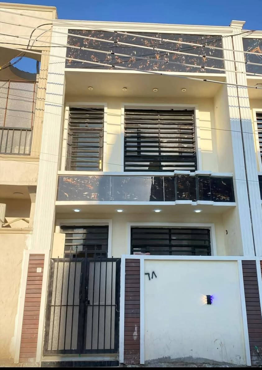 اسلام عليكم دا للبيع  زيرو مساحت الدار ٧٥ طابقين كامل مفتاح مجمع الصلطان الثالث اول فرع سعرة ٨٨ قفل زيرو بعدة  يحتوي غرف نوم عدد 2 نوم استقبال مطبخ وصحيات عدد 2 الاستفسار *********** او مراسلة الصفحة
