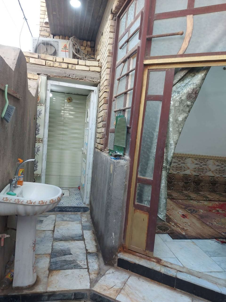 شارع السفينه شارع القيثاره  رقم مساحه ١١٧ غرفه وصاله وديوانيه صحيات جوه وصحيات بره
زراعي اسهم  ***********
