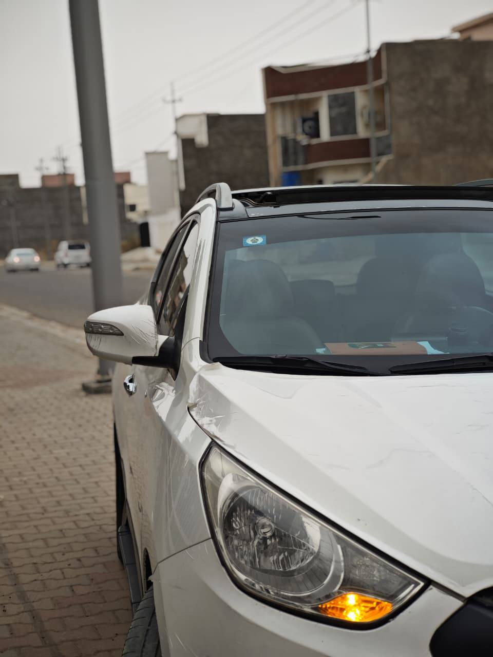 السلام عليكم 
توكسان خليجي 2011 ليميتد 1/1 دفع رباعي محرك 2400 المرغوب المواصفات الفول معروفة بانوراما ، داخل جلد ،شاشة اني شادلها، الداخل لونين بيجي وقرميدي وباقي المواصفات معروفة،
السيارة استخدام شخصي وكاملة من كلشي رقم بغداد بأسمي تحويل مباشر 
السعر 147 وبيها مجال بسيط 
 للتواصل ***********
