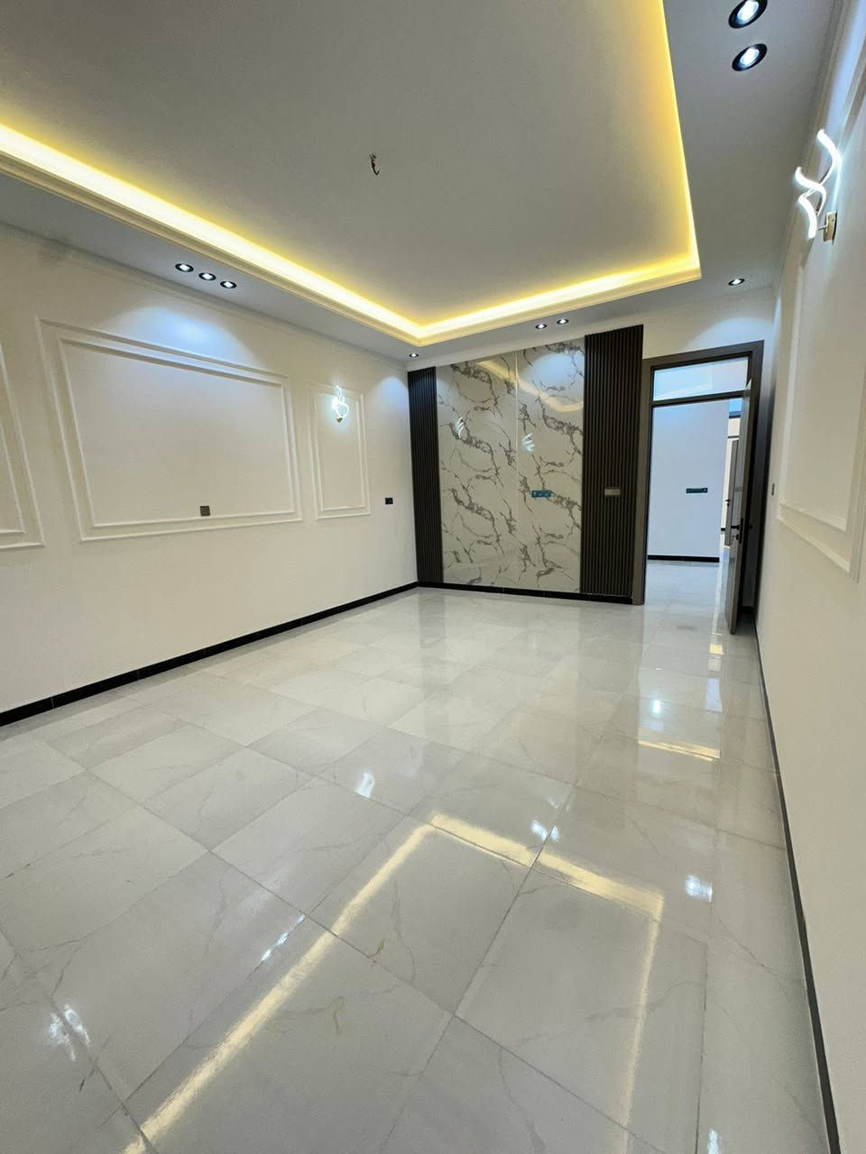دار 200 متر بناء جديد للبيع 🏠
سايدين التقية الرئيسي ديوانية نجف
مقابل بانزين خانة عبد الامير عبيس مباشرة خلف بيت العادلي
الشطر الوحيد الطابو صرف على الشارع ✅
طابقين بناء جديد كونكريت ✅
يحتوي الطابق الارضي على/ غرف عدد 2 + صالة + استقبال + مطبخ + مجمع صحيات داخلي خارجي + حديقة مرتبة + كراج
الطابق الثاني/ غرف عدد 2 + صالة كبيرة + مجمع صحيات + سطح
الدار كامل وجاهز من كلشي فقط تجيب اثاثك  مراجعه  الواتساب *********** مراجعه ***********
