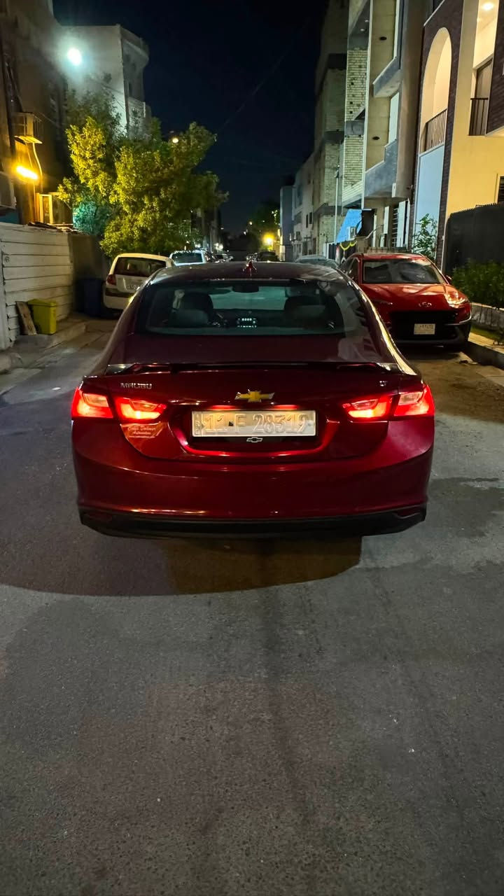 السلام عليكم
ماليبو للبيع موديل ٢٠١٨ مكينة ١٥٠٠ تيربو السيارة فول مواصفات كشنات جلد وثنينهن كهرباء وبانوراما وتدفئة كشنات شاشة كار بلي وكاميرا خلفية 
عداد سرعة ١٦٠ 
السيارة ماشية ١١٤ الف كيلو 
مداريها كله بانزين سوبر ومحسن ودهن كله xado وابدله قبل الموعد يعني دهنها ميصير بيها قديم ابد
مكينة مبدلة قبل اكثر من سنتين ومكفولة
كير مكفول
تبريد مكفول 
رقم جديد وهزة جديدة وسنوية لل٢٠٣١ يعني بس تحويل ماتعبك 
شادلها منظومه زنون جديدة 
السيارة حادثها من امريكا خفيف جاملغ وبنيد راديترات بلادية وبيها باب عكس سايق 
وبيها هاي طخة خفيفه بالباب الخلفية اثر طخة دراجة على وضعها ترجع بارد  
ب٩٨ وبيها مجال للشراي
المكان بغداد زيونة 
للاستفسار ***********
