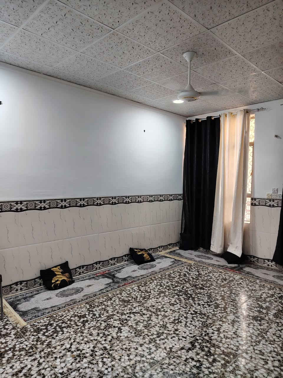 دار للبيع، 100 ، 5/20
بناء حديث، اساس متين، كهرباء نضاميه، ماء نضامي، سخان معزول، تانكي عدد ٢،

يتكون من طرمه وممر ومدخل للهول وحولي كبير وصحيات وترك وغرفه منام، 

الطابق الأرضي،،، كامل،، بناء طابوق

الطابق الأول  ،،، هيكل مصبوب وبي بيبان وشبابيك حديد،، بناء بلوك غرفه عدد ٢  وحمام وحولي

الزعفرانية / شارع الكهرباء، دور الشرطه الزراعي

رقم الهاتف ( *********** )
