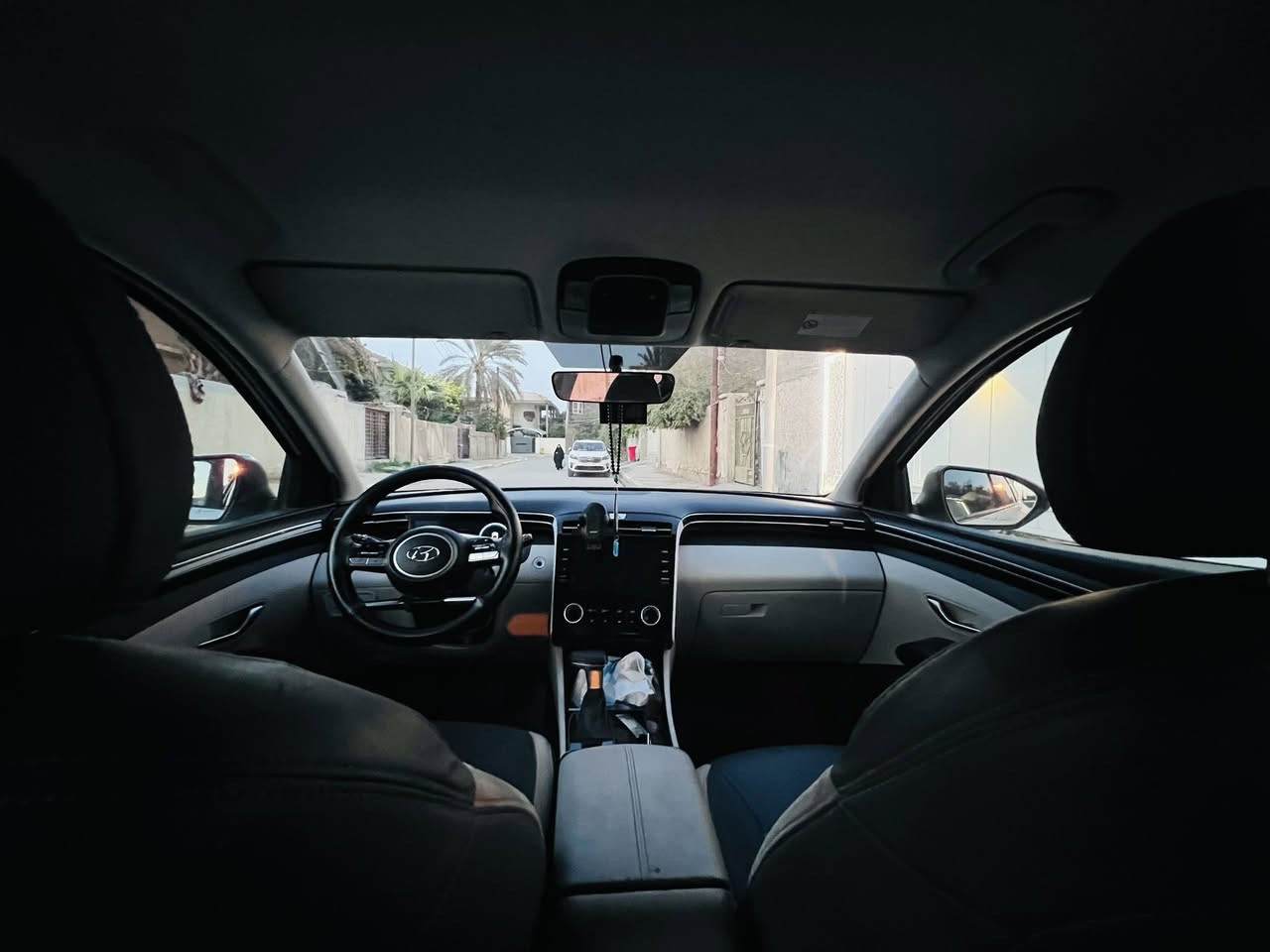 توسان ابيض وارد خليجي مكفولة كفالة عامه ما عدة بارد بسيط في الجاملغ الأمامي ماشيه 59 الف رقم اسليمانية موديل 2022 مكينه 2000السعر 195 ورقة العنوان الرميثة الرقم ***********
