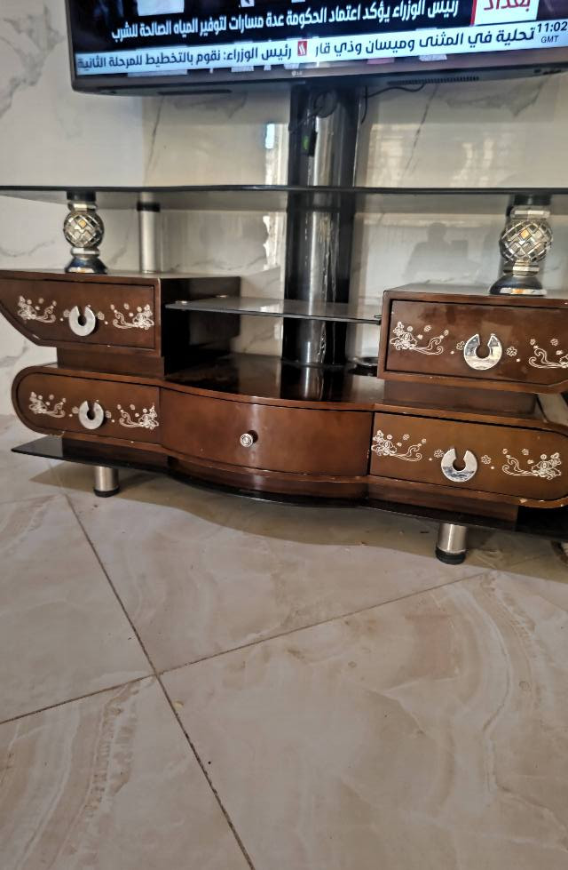 اسلام عليكم للبيع ميز بلازمه بعده جديد اسعر ٧٥ ومكنسه مال باله اصليه اسعر 35المكان ميسان ابورمانه الرقم الاستفسار *********** عمارة, ميسان
