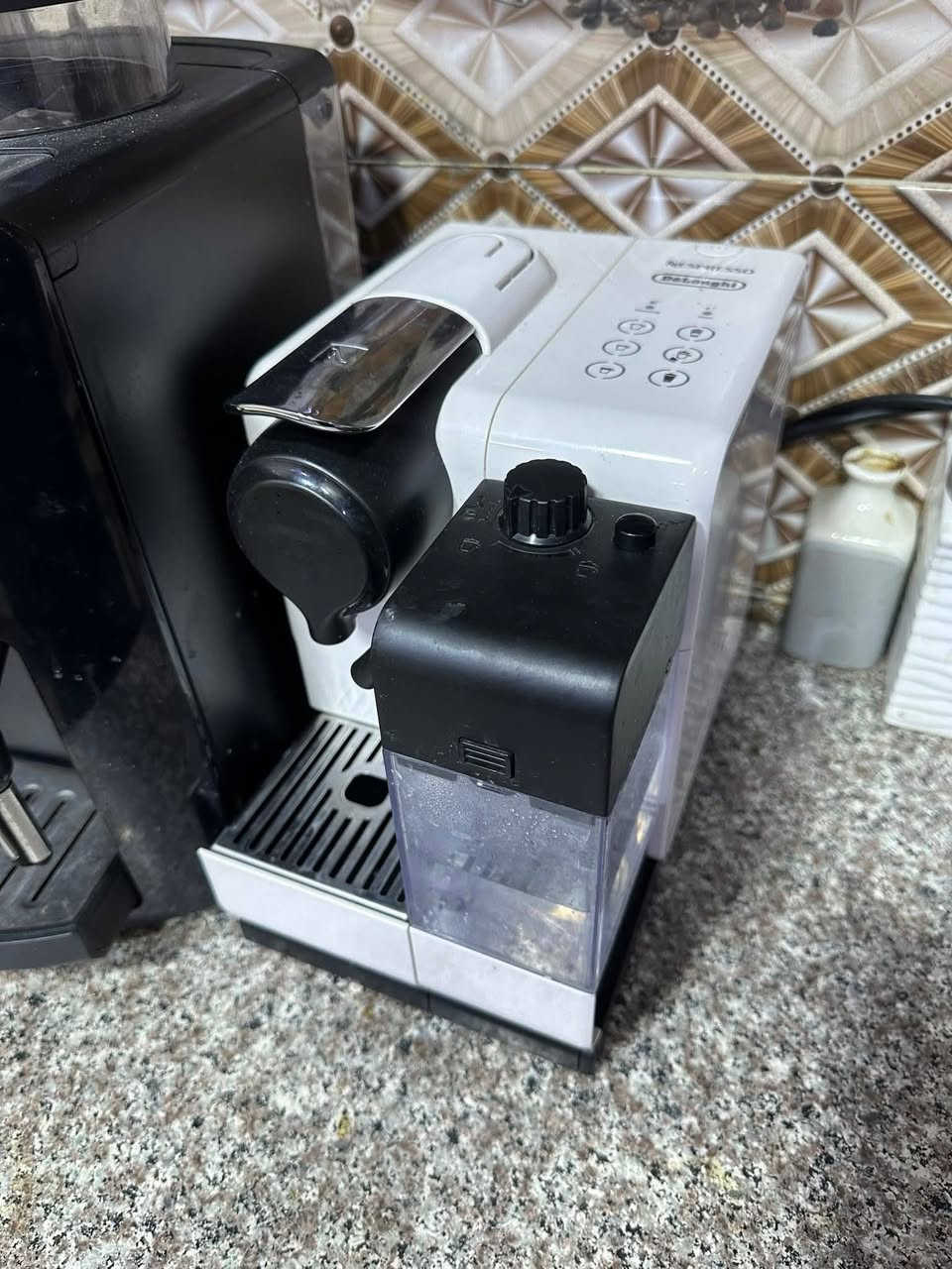 مكائن قهوه باله كويتي نضافه وشرط الشغل كاملات بدون نواقص للاستفسار مراسله الصفحه او الاتصال عالوتساب *********** البصره يوجد توصيل لكافه المحافظات
