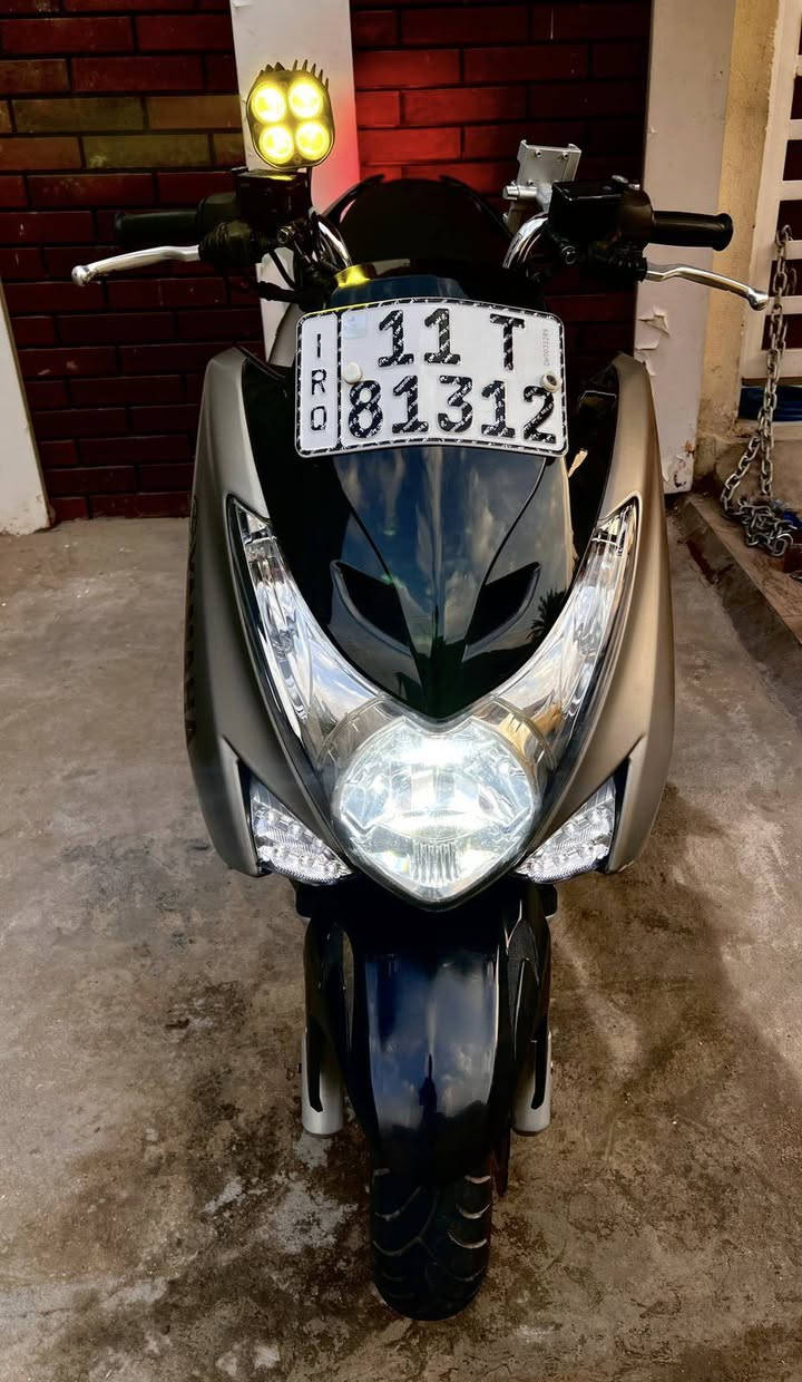 للبيع دراجة
Yamaha majesty 155 s 
2014 مكينة 155 سي سي
( مرقمة بغداد رقم انكليزي ) 
وكامله وبيها هزه يعني الدراجة مهزوزه بيه ستيكر الملصق متحتاج هزه 
الدراجة ماشية 28 الف 
عليها ادامة كاملة 
من ناحية المكينة 
سويتلها صيانة يم الأخ داود الجبوري رجل مبدع بعمله
 تنظيف حجرة الأحتراق كاملة وتنظيف الكور بل كامل 
وتبديل ولفات اصليه ختم SMAX شركة WS اصليات 
وتنظيف النوزل والجويتر والمنظومه مال راديتر بل كامل 
الدراجة بس اكول امانت الله رجعت جديدة يعني اكفلها الك كفاله عامه من ناحية مكينه وكهربائيات 
الدراجة نكرة سلف تكول بصمه من سرعة التشغيل ما شاء الله 
ومسويلها ادامة خرز الكلج الامامي وقايش اصلي مشلن جديد اصلي 
وعليها تخم تايرات امامي وخلفي جديدات امانت الله 
وعليها صالنصه رياضي ستيل تجي بيها حساس أوكسجين تجي قطعتين وكاتم اصليه ختم محفور عليها 
وبيها نواعم قبغ جوزه مزود اصلي وقبغ شاصي مزود وقطره تزويد وجاملغ الامامي يجي رياضي نادر جداً والبومه او الجامه تجي هم رياضي شكل احلى 
والكشن مدوشم بل جديد 
الكفرات ولا شخطه بيها 
وياها شغلات إضافية هم مني 
قايش اخر جديد شركة بور لينك 
وبلاجكتور اضافي وستاند موبايل ونوزل احتياط جديد 
وفلتر شوته مسلح ثاني لان هيه هم بيها واحد داخلها مسلح همين 
وبيها 3 سويجات 
وبيها ذيل رياضي اضافي وذيل بلادي ويا اشاير اصليه اضافي 
الدراجة كامله مكمله مال جناي تعبان عليها جداً امانت الله
الأدامه بل كامل مكلفتني ذاك الحساب 
الدراجة تكدر تكول شركة زيرو متحتاج اي شئ بعد 
( العنوان بغداد الدورة)
رقم الهاتف ***********
متوفر واتساب
