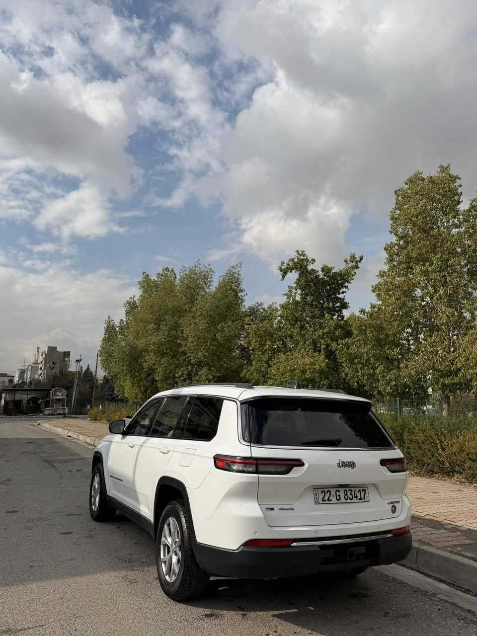 السلام عليكم 
جيب كراند شيروكي L  موديل 2021 
السيارة 7 راكب فول ١/١ لمتدد 🔥

لون ابيض داخل بيجي 
السيارة ع ايد وحدة من امريكا لحد الان 
ماشية ١٧ الف ميل من امريكا وحالياً ماشية ٣٣ الف 
جديدة جداً بحالة الوكالة 🔥

فول السيارة معروفة مواصفات اللمتدد 
شاشة / كامرة / بصمة / بانوراما / كامرة داخلية / داخل بيجي / كراسي كهرباء تدفئة / الكراسي الخلفية منفصل /  ٣ قطع تبريد / جنطة كهرباء 
فول مواصفات شباب معروفة مواصفات الجيب 

حادث السيارة 
بنيد فقط صبغ بدون ايرباك بدون كلشي 
كير مكينة تبريد كفالة عامة 

مكان السيارة حي البنوك / شارع الكنيسة 
اي استفسار اتصل ع الرقم وتدللون حبايب 
***********
