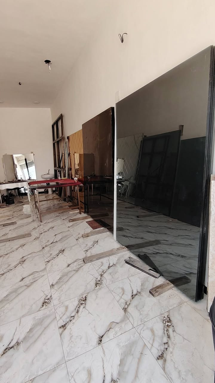 على بركة الله تم افتتاح محل كافة انواع الزجاج والمرايا والالمنيوم اسعارنا مناسبة جدا العنوان الدورة حي دجلة شارع الضغط جهة الخروج للاستفسار الاتصال على الرقم *********** واتس اب او ***********
