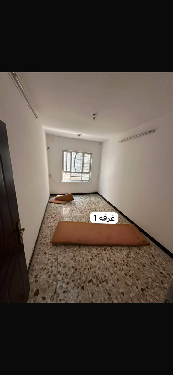 السلام عليكم دار للبيع المساحه 50 متر طابقين زراعي سند 25 يتكون البيت الطابق الرضي طرمه استقبال منور مطبخ وترك الطابق الثاني غرفتين وبيتونه وصطحين البيت كلش نضيف وجاهز السعر 53مليون بي مجال  ماجر البيت ايجراه 300 الي يحب يخلي استثمار الرقم بي وتساب  *********** البياع شرطه الخامسه قرب دعم الوجستي
