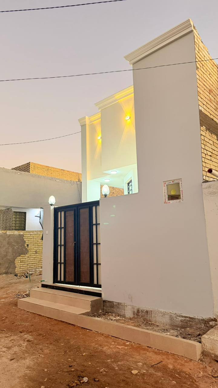 المساحه 100 متر  
💰 السعر: 55 مليون (قابل للتفاوض)
🏗️ البناء: طابوق  جمهوري
🏠 الأساس والسقف: صب كونكريت مركزي 

مواصفات البيت:
✅ غرفة نوم 1 🛏️
✅ أستقبال 
✅ صالة 🛋️
✅ مطبخ 🍽️
✅ صحيات 🚿

الخدمات المتوفرة:
🔹 ماء 💧
🔹 كهرباء ⚡
🔹 شوارع مبلطة 14 متر  🚗
🔹 مدارس قريبة 🏫
🔹أنترنيت ضوئي 
🔹 خط مولده 
📍 الموقع: النجف – حي ميسان، شارع الزوار 
قرب شارع 60 
📜 طابو زراعي (إقرار محكمة)

📞 للتواصل: ***********

(ملاحضة ) متوفر لدينا كافة المساحات والدور  ألسكنية وعرصات 
وأراضي زراعيه
