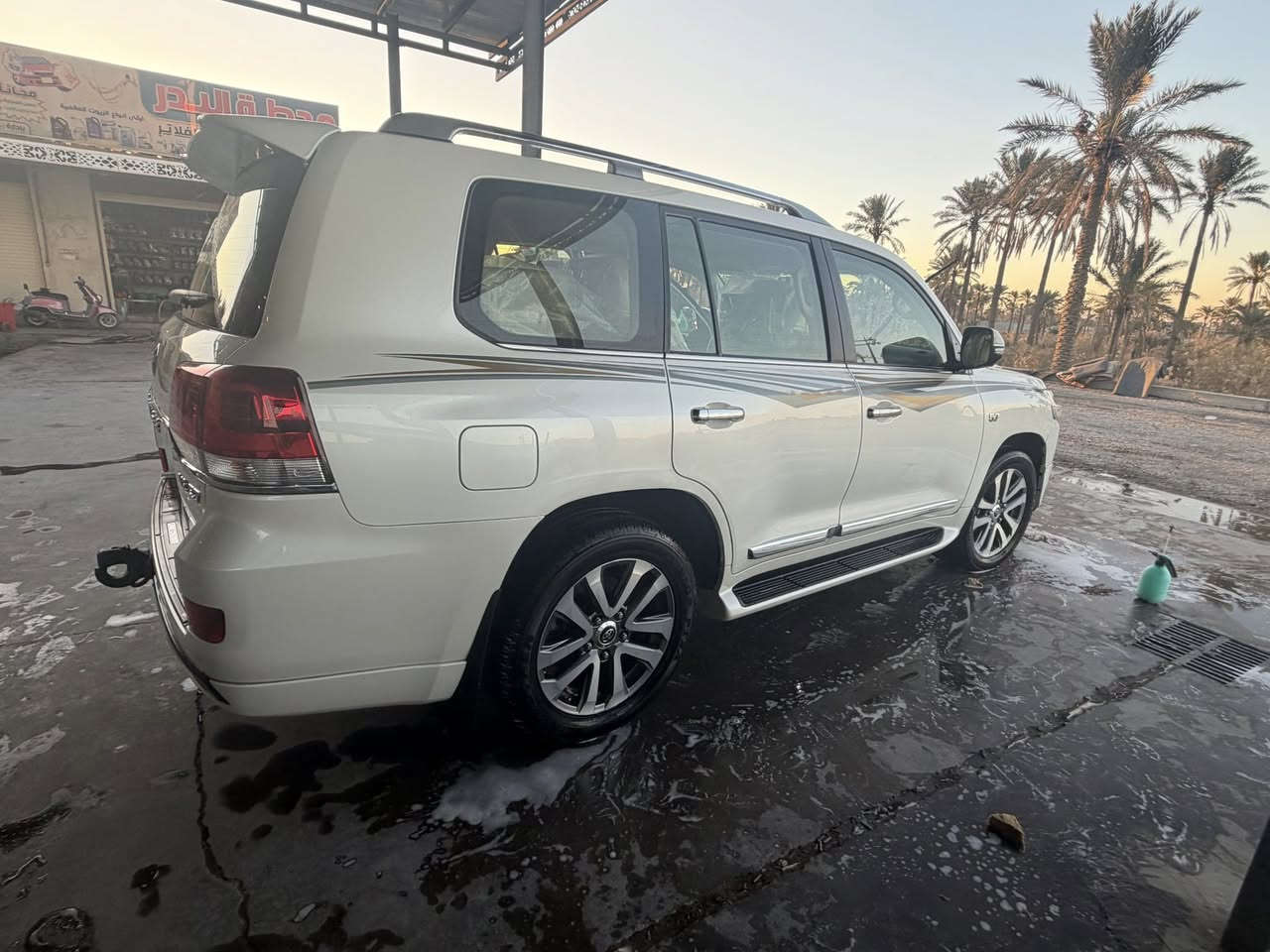 بسم الله الرحمن الرحيم
السلام عليكم 
لاند كروزر vxs اعلى فئه 
سنه الصنع :2017 
حجم المحرك :5700
عدد الاسطوانات :8 
عدد الركاب :7 
مواصفات لكزس معروفه
شاشات خلفيه وريمونت تحكم
ثلاث قطع تبريد
كشنات ميموري
كاميرات 360
صندوق كهرباء
تحديد مسار
نقطه عمياء
ردارات
جكات
فتحة سقف
ايرباگ عدد 12
سستم صوت JPL
الضوء العالم تلقائي
رقم بغداد انگليزي
مكاني البصره قضاء المدينه 
رقم الهاتف :***********
بيع او مراوس بلكزز 2016 او 2017
ملاحضه السياره بيها ضربه خفيف وراجعه عالبارد بالهلال الخلفي
