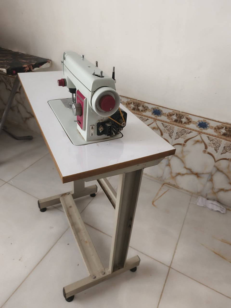 مكينه خياطه ياباني هيه وميزة كامله كبل تخيط بيه ميزه ناعم وخشن خياطة شرط جديد سعر175 بيه مجال ميزان الأصلي  جديد 40الف كيبل كهرباء كماء موضح بالصور 25 متر 30 ألف ثلاجه عوزه غاز قيم وخذ اساعدك بيه لئن راح تشرب منه ماي بيه ثواب  الاتصال على الرقم ***********
