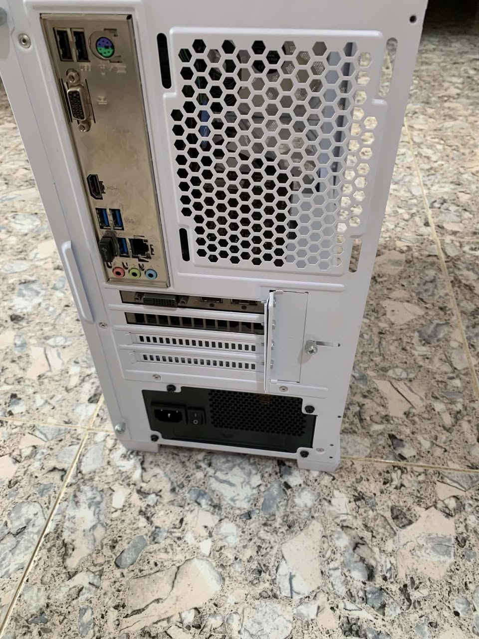 تجميعة pc للبيع
الموصفات معالج : i5 9400
رام : DDR4 16GB
كارت شاشه : GTX 1650 4GB
بور سبلاي : Corsair CX550 - 550w
مذربورد : msi B365M PRO-VH 
السعر قيم باليرضي الله ولاتكسر


**إذا كنت صاحب هذا الإعلان وتريد حذفه لأي سبب، رجاءا أرسل رسالة إلى الدعم الفني**