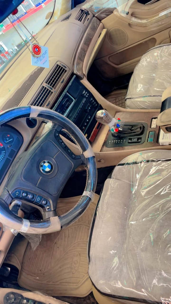 سلاو هاورئيان بيئم مؤديل ١٩٩٨كاسيحةي 740. 8بستون ناو زةرد گير توماتيك كوشين كارةباي ئاوينة كارةباي تةبريد تاية ويل لوك سيارةكة تا بلي جوانة لة رسم زؤر جوانترة فول فول تازة رون گير مةكينة گؤراوة بةنزين زؤر كةم دةخوات سيارةكة ئارم باكانةية بةشةرت شوين هةولير  گؤرينةوش دةكةم لةسةر دل گرتن ***********ئادمين گول أربيل, العراق
