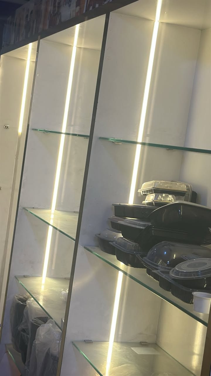 السلام عليكم رفوف للعرض 
العدد ٩  عدد الجام الداخلي ٥ 
للبيع رقم الهاتف ***********
