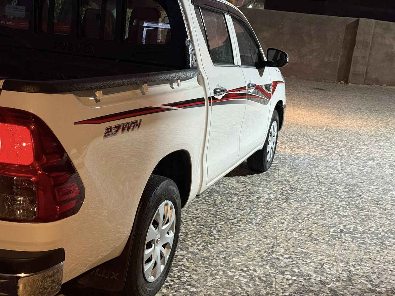 السلام عليكم هايلكوس موديل 2025 مكفوله كفاله عامه ماشيه 30الف سياره كلش جديدد  دشمه ورضيه كامله مكمله ولا تصرف عليه ربع  السعر 262مكان البصره رقم الهاتف ***********
