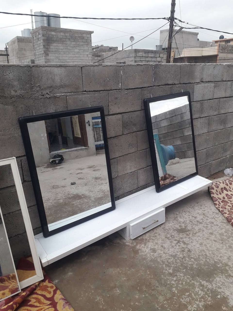 السلام عليكم شباب اغراض حلاقة للبيع كرسي
ومري عدد ٤ وغنفة وميز الالي جوة مرايات يصير الشراي يجي خاص او تصال واتساب او مخابرة 
*********** اسيا 
كورك ***********
