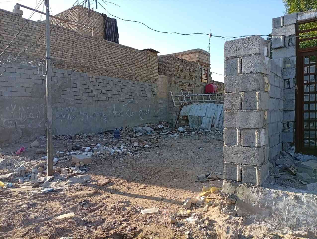 هيكل مبني 225متر مرقم بلديه وقطعه ملاصقه للهيكل 100متر العنوان شارع المعمل قرب صوره  جهه مجمع المختار الهيكل تصميمه يحتوي على غرفتين وصاله واستقبال ومطبخ ومكشوفات ثنين وصحيات خارجية وداخلية ***********متواجد واتساب
