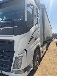 للبيع بس راس موديل 2016 رقم سنويه جديد فول مواصفات جوبلس امامي السعر 3...