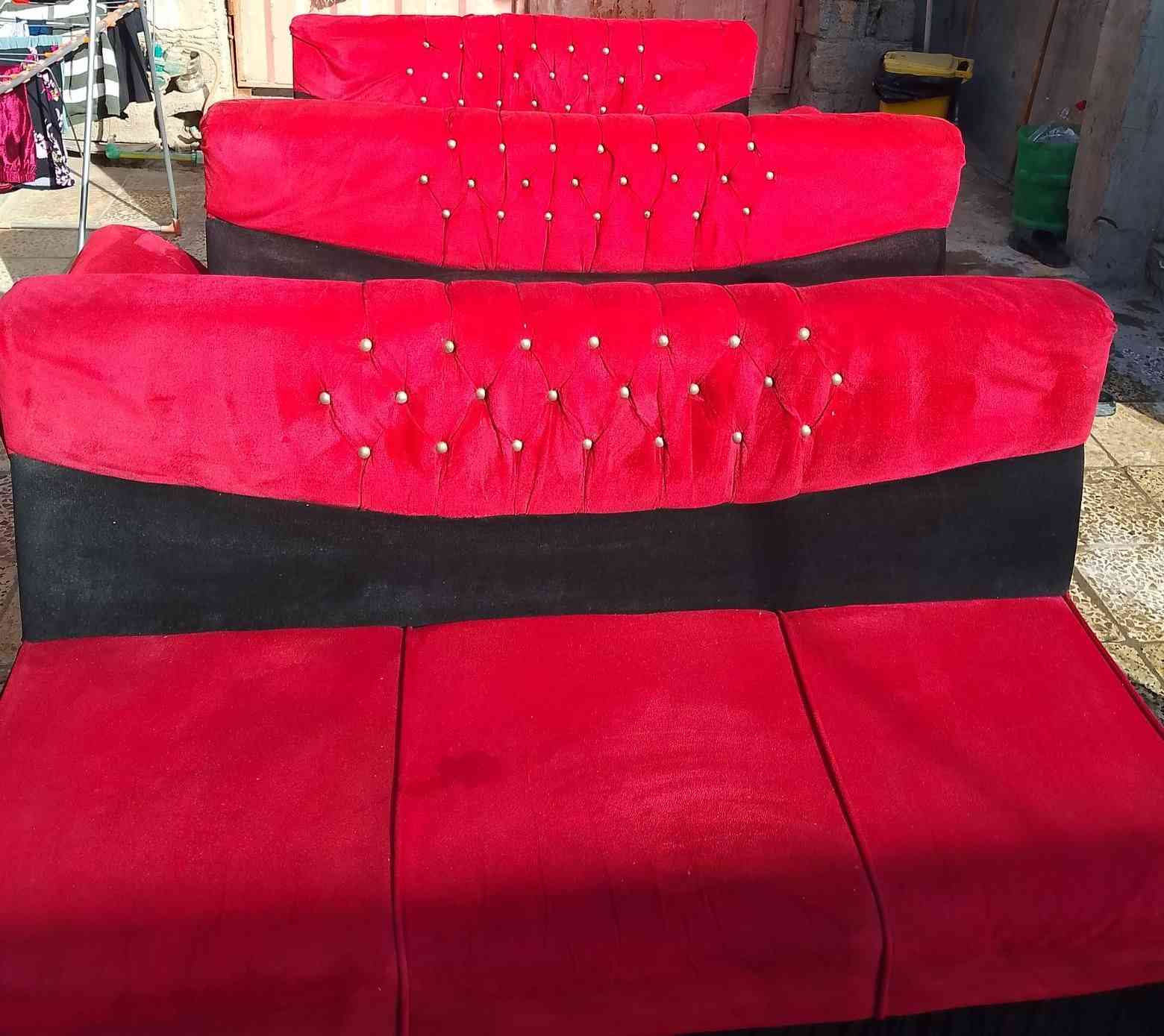 للبيع تخم 8قطع لون احمر واسواد نضيف سعر 100الف وبي مجال الاستفسار ***********
