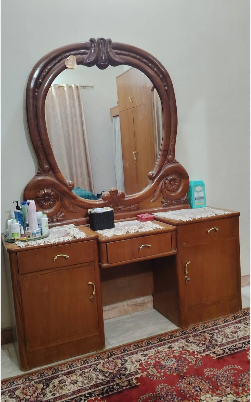 غرفة نوم نجارة للبيع سعر مليون وبيهه مجال ***********  المكان حلة حي الصحة
