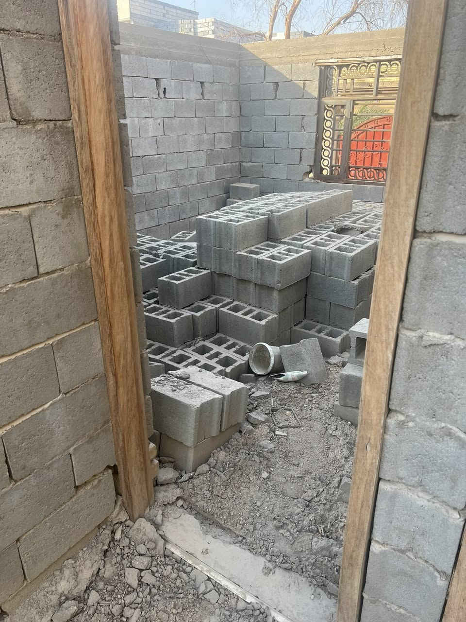 السلام عليكم
للبيع هيكل بناء واصل للسقف مبني بلوك في الصالحية قرب مدرسة الريف الزاهر الفرع المقابل لمجمع الرحمن للملابس عكس جهة شط العرب المساحه ٣٠٠ متر(١٠*٣٠) مساحة البناء ٢٠٠ متر (٢غرفه + هول + استقابل +مطبخ وصحيات)

الطابوا زراعي بأسم مالك عراقي موجود يسوي وكاله 

تبعد ٢٥٠م عن شارع الصالحية الرئيسي وشارع الفرعي مسحة ٨م

يوجد في الشارع كافة الخدمات ماء كهرباء مجاري

للاستفسار الاتصال***********
