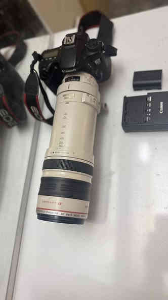 تجي تفحص وتاخذ 
كامرات عدد2 
70 دي كانون
700 دي كانون 
زوم 100:400
عدسة 18:135
شاحنة وبطارية وكرب لل700 
مكاني بغداد حي الامين 
***********
