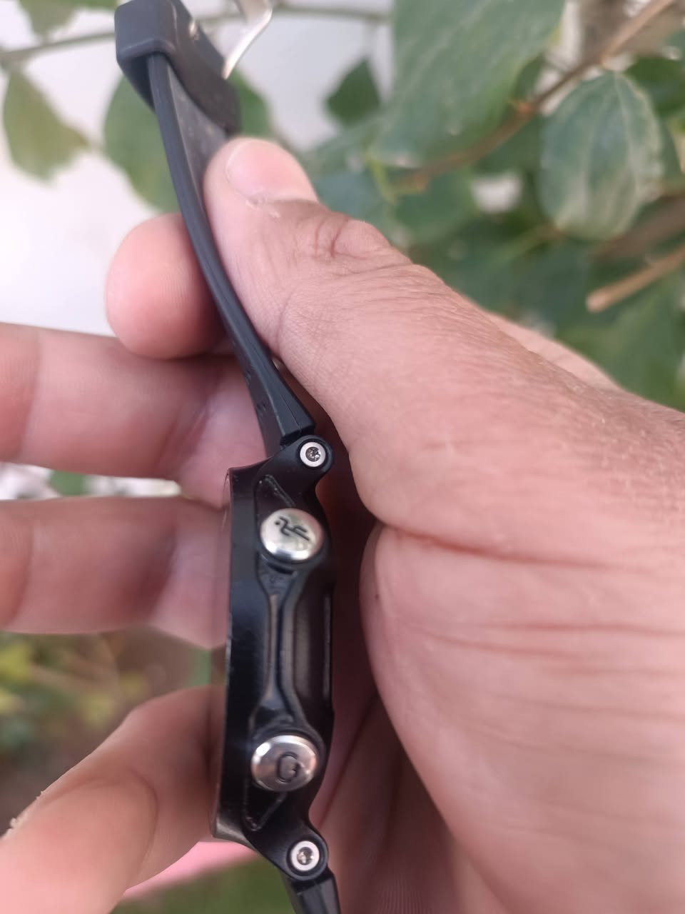 ساعة Garmin Forerunner 630 من الأدوات المتطورة والمفضلة لدى العدائين المحترفين بفضل تركيزها العميق على ديناميكيات الجري وتحليل الأداء البدني بشكل تفصيلي.
إليك ملخص لأبرز ما يميز هذه الساعة:
تحليل الجري المتقدم: تنفرد بقياسات دقيقة مثل توازن زمن التلامس مع الأرض (لمعرفة التماثل بين القدمين) وطول الخطوة والنسبة العمودية، مما يساعد في تحسين كفاءة الجري وتقليل مخاطر الإصابة.
المؤشرات الفسيولوجية: تدعم قياس عتبة اللاكتات (Lactate Threshold) وتقدير الحد الأقصى لاستهلاك الأكسجين (VO2 max)، بالإضافة إلى مستشار الاستشفاء الذي يحدد الوقت اللازم للراحة قبل التمرين القادم.
التفاعل والذكاء: مزودة بـ شاشة لمس ملونة عالية الدقة وسهلة الاستخدام حتى في ظروف الإضاءة القوية، وتدعم الإشعارات الذكية من الهاتف.


**إذا كنت صاحب هذا الإعلان وتريد حذفه لأي سبب، رجاءا أرسل رسالة إلى الدعم الفني**