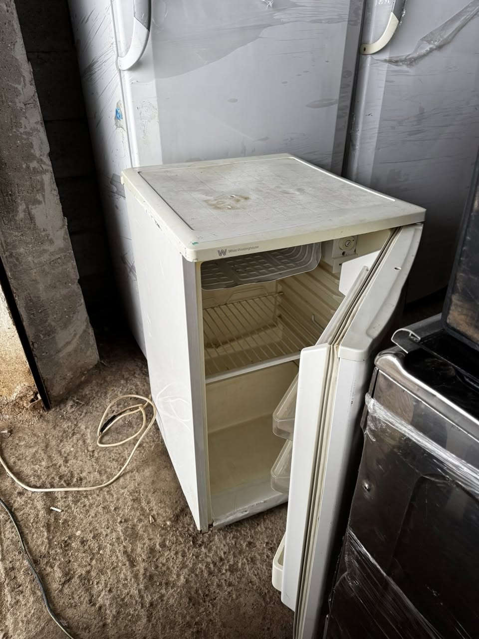 ثلاجه مكتبيه عشره قدم غاز ماطور شركه سعرهه ٦٥ الف فقط اتصال ***********واتساب مكان تقاطع السايلو تقاطع بيت سيد اربيع
