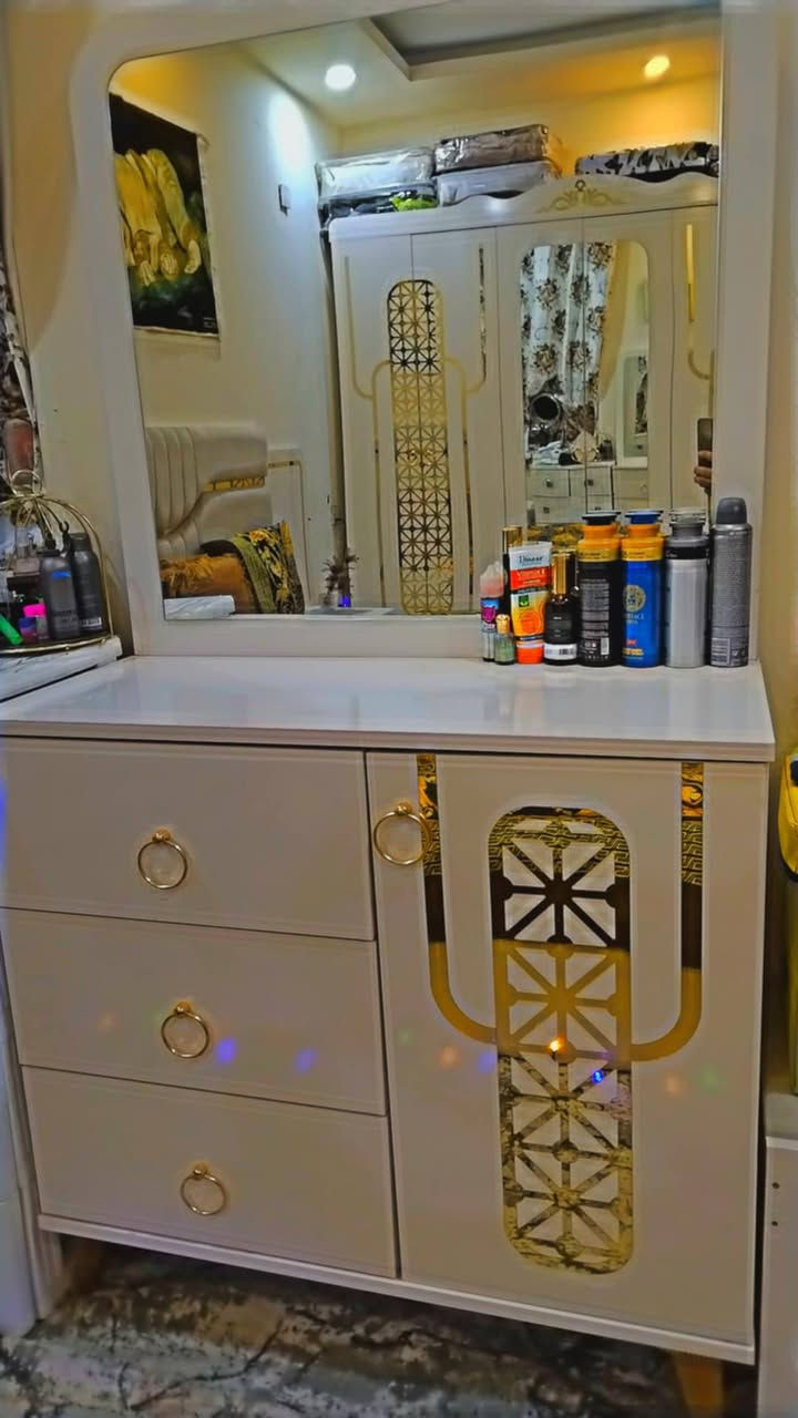 غرفة نوم تركيا نضيفه 8قطع مع دوشك جديد 
سعر 750الف ***********
يوجد واتساب
