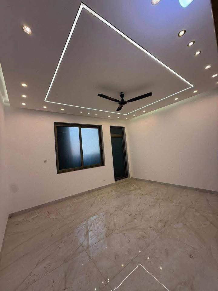 ٢٠٠ متر حي السلام خلف مول دارك شارع ١٥ مقابيل مستشفى الألماني 
طابقين ٤ غرف نوم بناء حدث مودرن 
للاستفسار مراجعه مكتب الدر حي السلام 
***********
